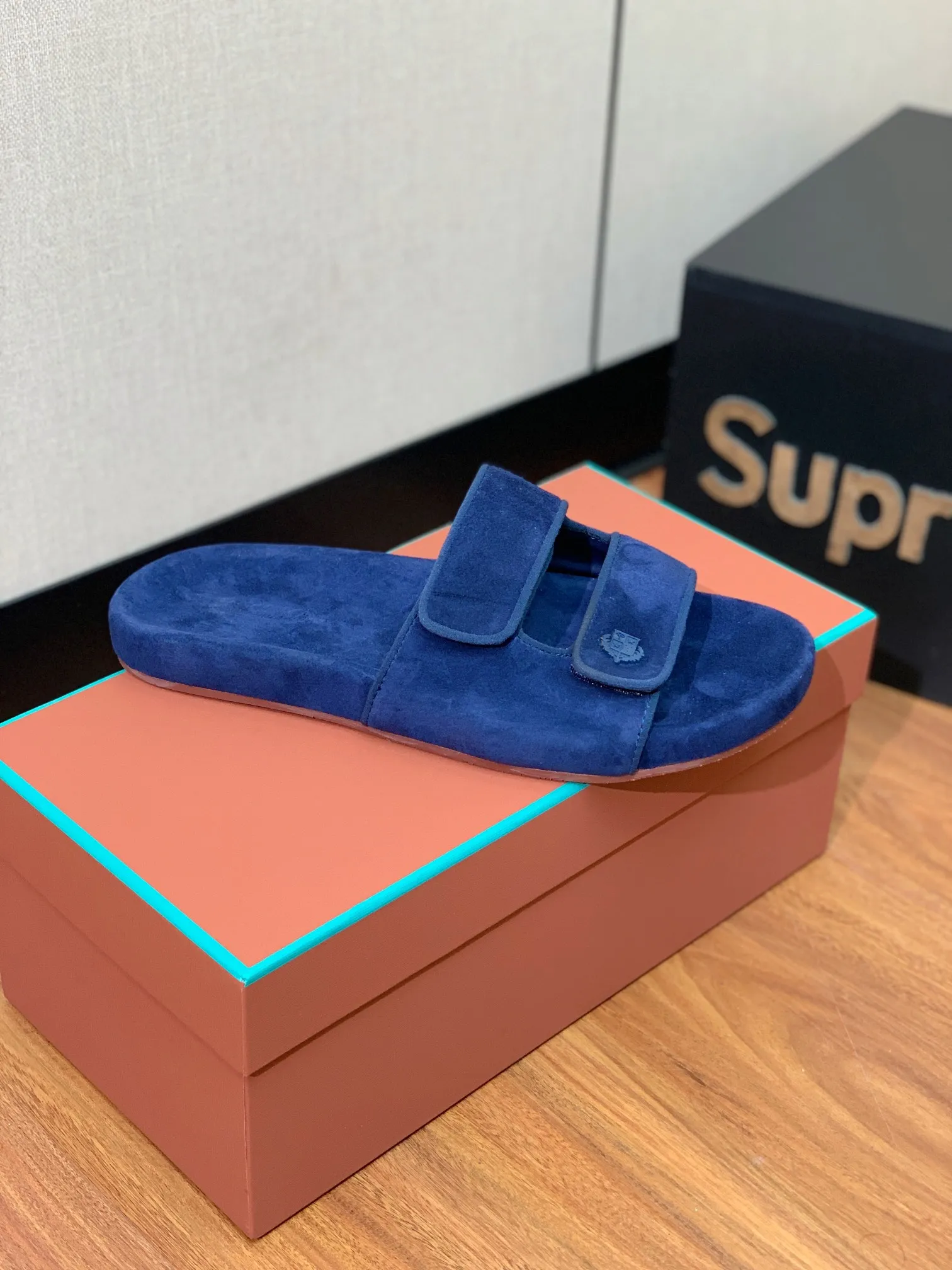 【LP】P:600💰 Size: 39-46 (45.46 can be customized) 【Loro Piana】LP men's slippers. Italian top cashmere is retro, elegant, low-key and luxurious. Both fashionable and practical, the leather is still of the highest quality in the entire network. The upper is silky and smooth. Wear-resistant and highly elastic beef tendon bottom. .